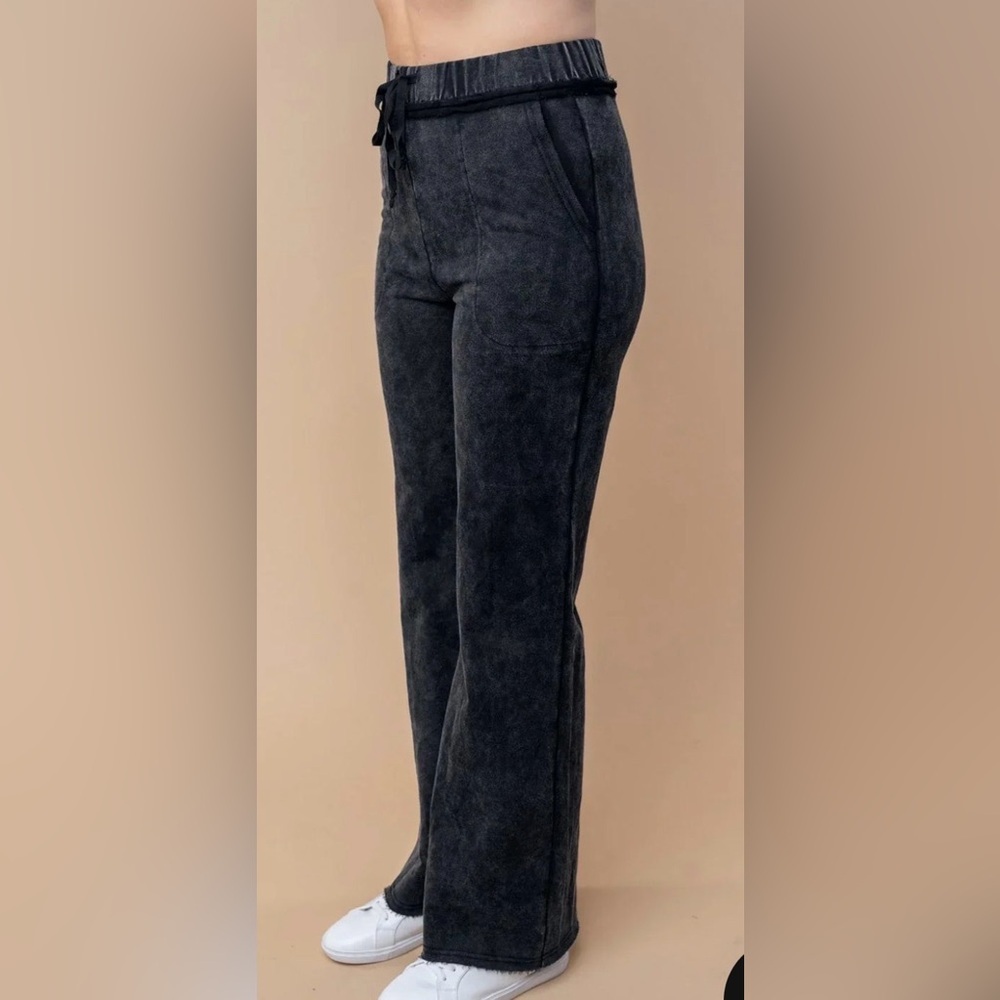 White Birch Mineral Washed Black Lounge Pants with Pockets.